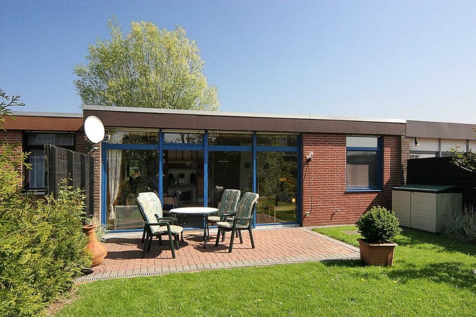 Property building, Patio, Spring, Garden, Garden view