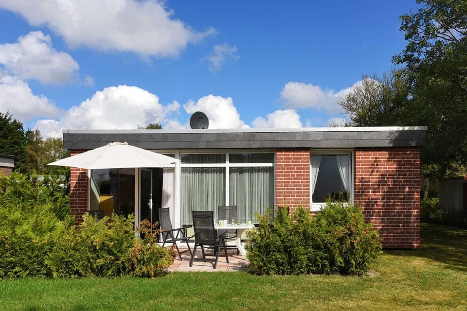 Property building, Patio, Spring, Day, Garden, Garden view