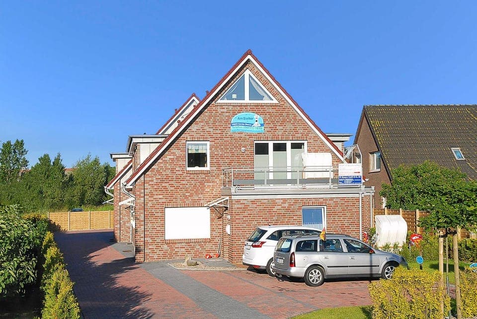 Property building, Day, Neighbourhood, Street view, Location, Parking