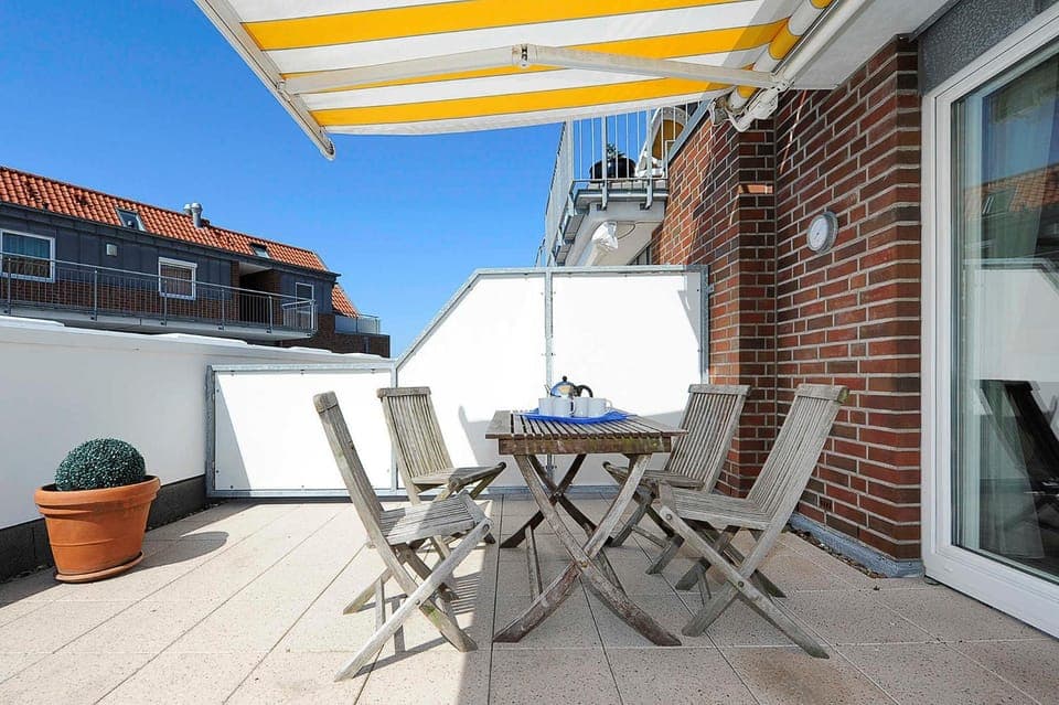 Property building, Patio, Day, View (from property/room), Balcony/Terrace, Dining area