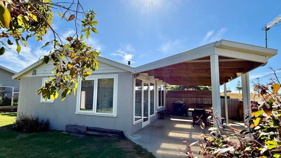 Property building, Golfcourse, Seating area, Dining area