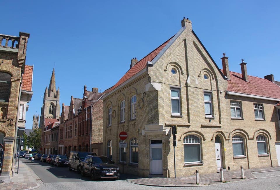 Facade/entrance, Day, Street view