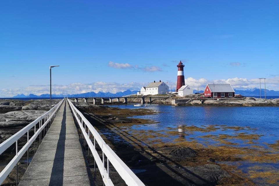 Property building, Restaurant/places to eat, Natural landscape, Sea view