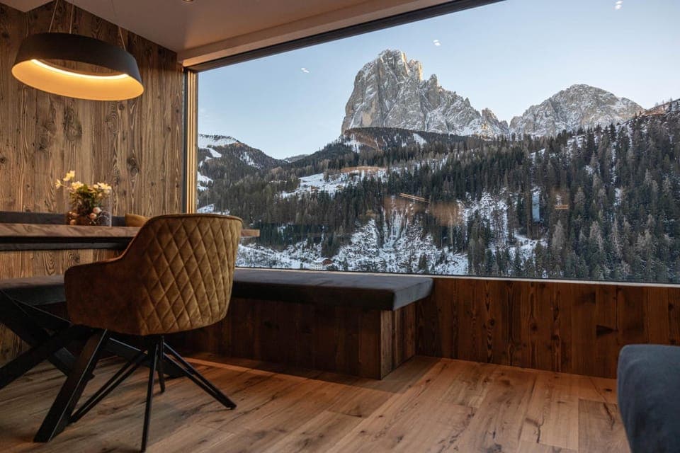 Day, Natural landscape, Winter, Living room, Seating area, Dining area, Mountain view