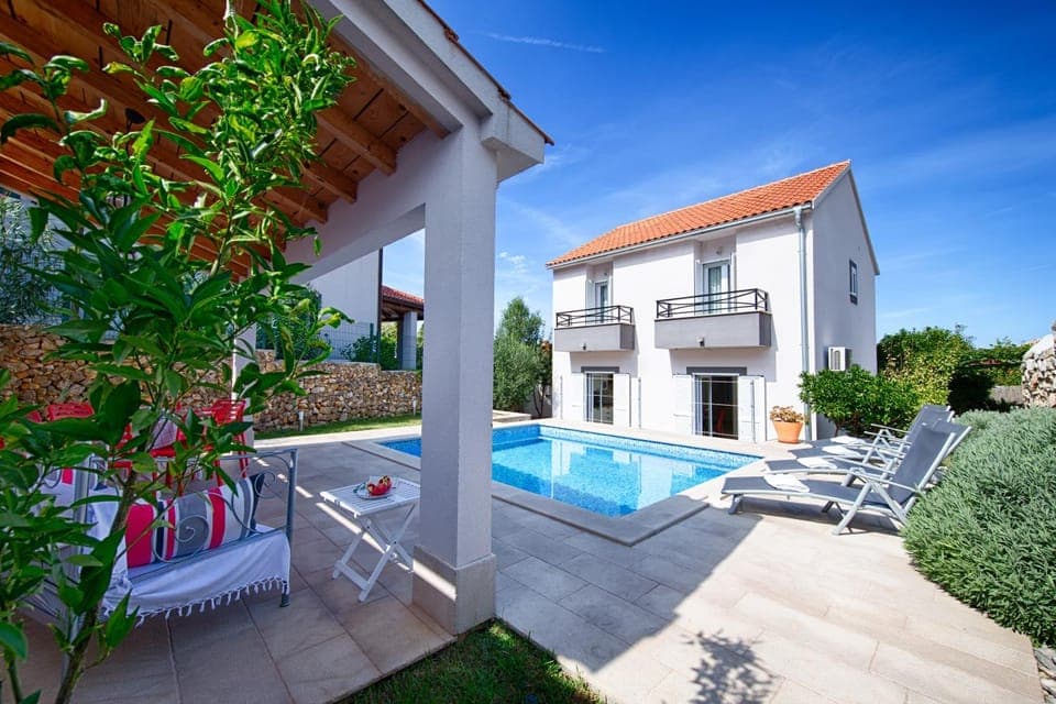 Property building, Garden, Balcony/Terrace, Garden view, Pool view