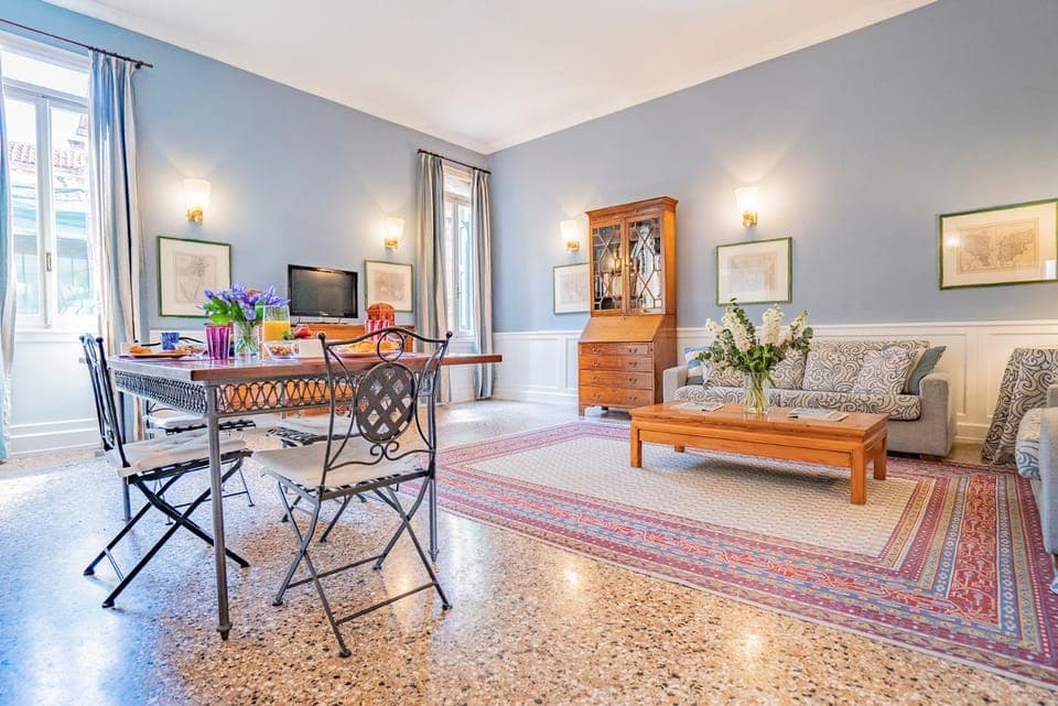 Living room, Seating area, Dining area