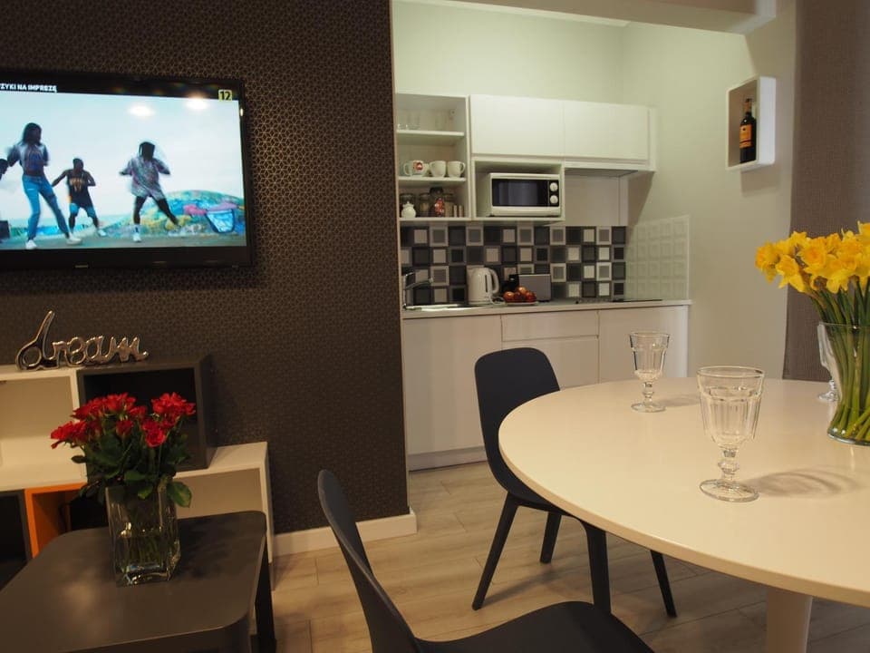 Kitchen or kitchenette, Dining area