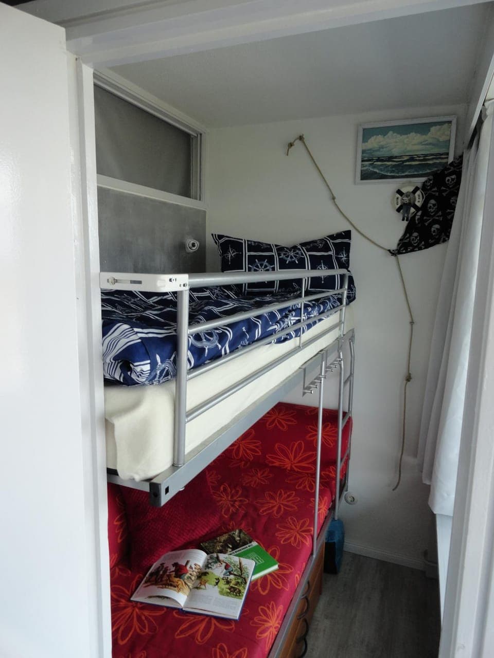 Bedroom, bunk bed