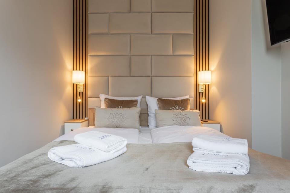 Bed, Bedroom, towels