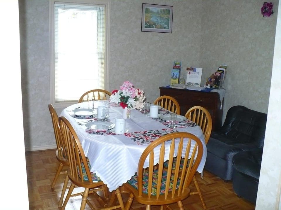 Seating area, Dining area