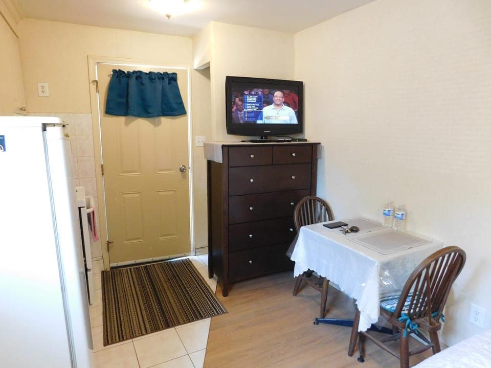 Kitchen or kitchenette, Dining area, wardrobe