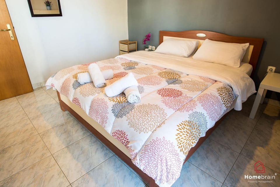 Bed, Bedroom, towels