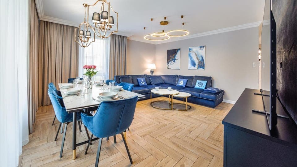 TV and multimedia, Living room, Seating area, Dining area