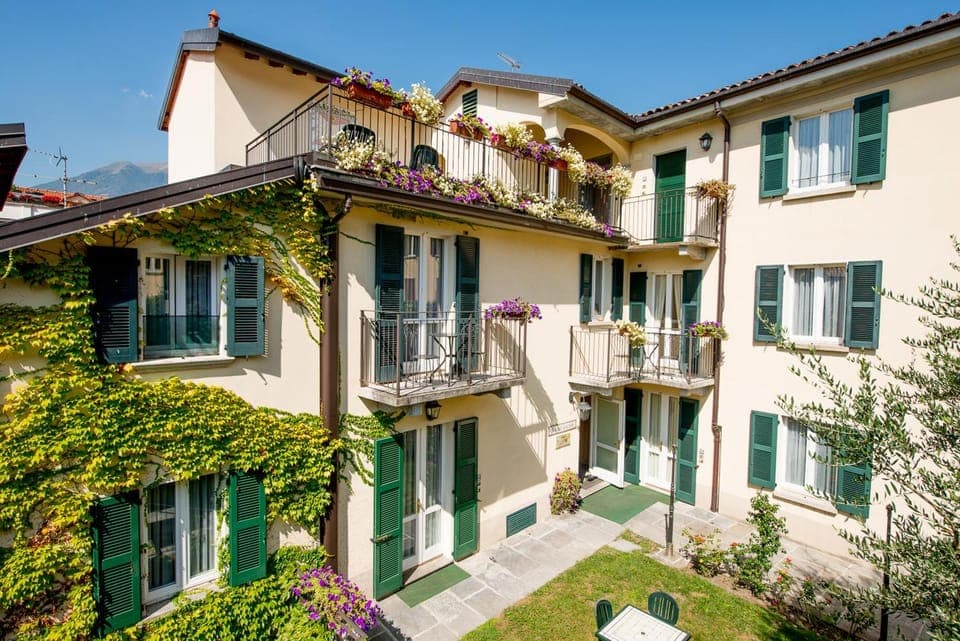 Property building, Day, Balcony/Terrace