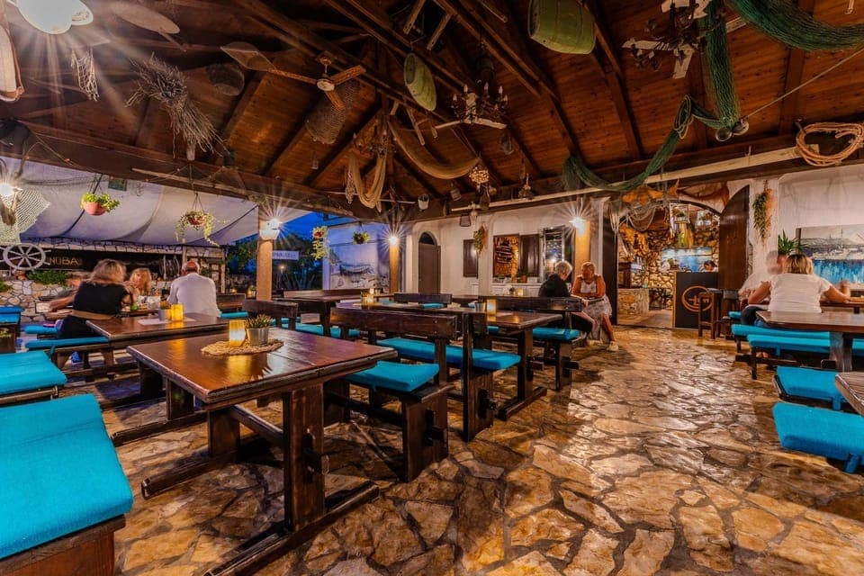 Restaurant/places to eat, Balcony/Terrace