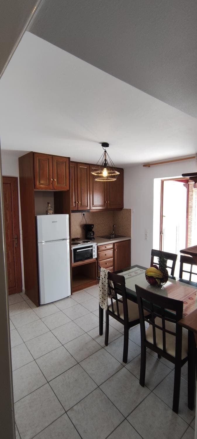 Dining area, pet friendly, stove, kitchen