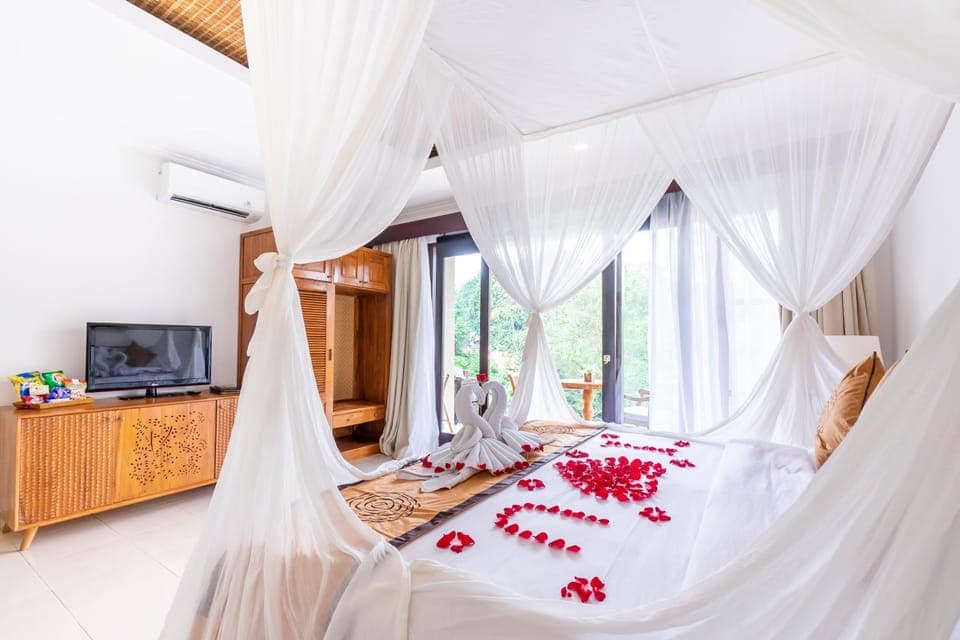 Photo of the whole room, Bedroom