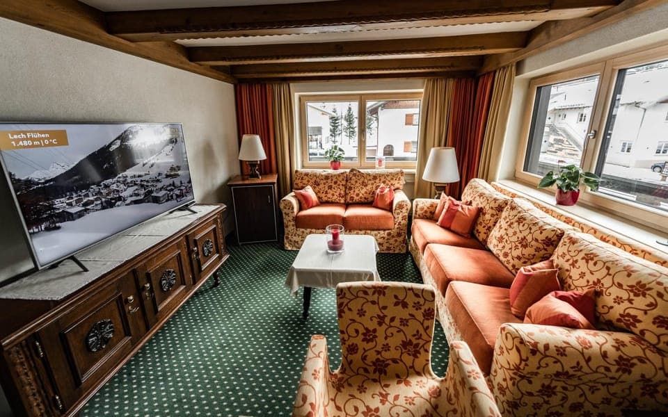 Communal lounge/ TV room