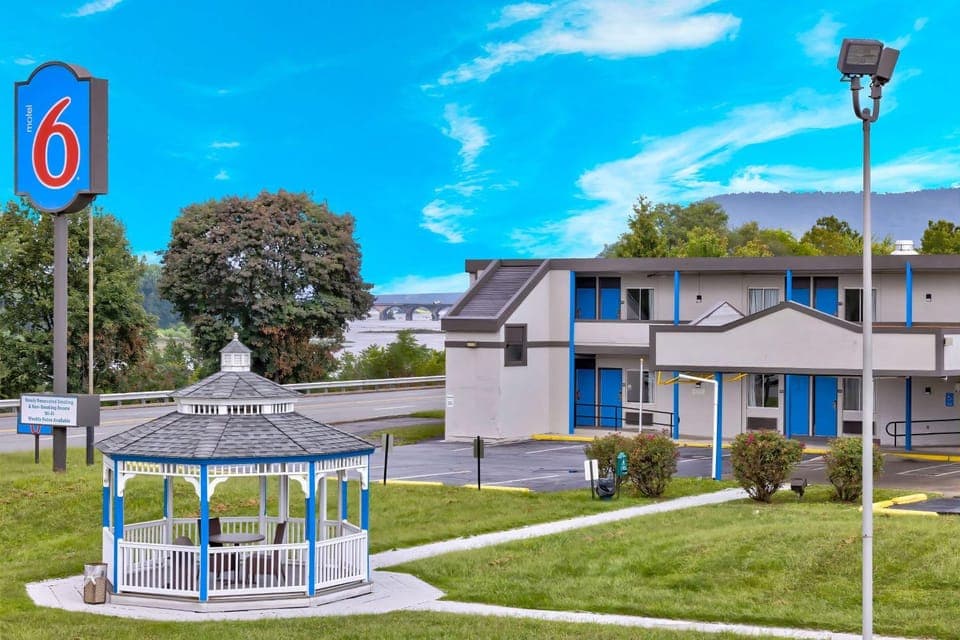 Property building, Day, Natural landscape, Location