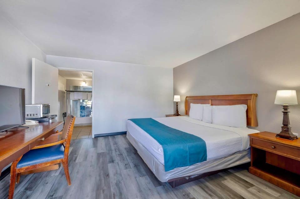 TV and multimedia, Photo of the whole room, Bedroom