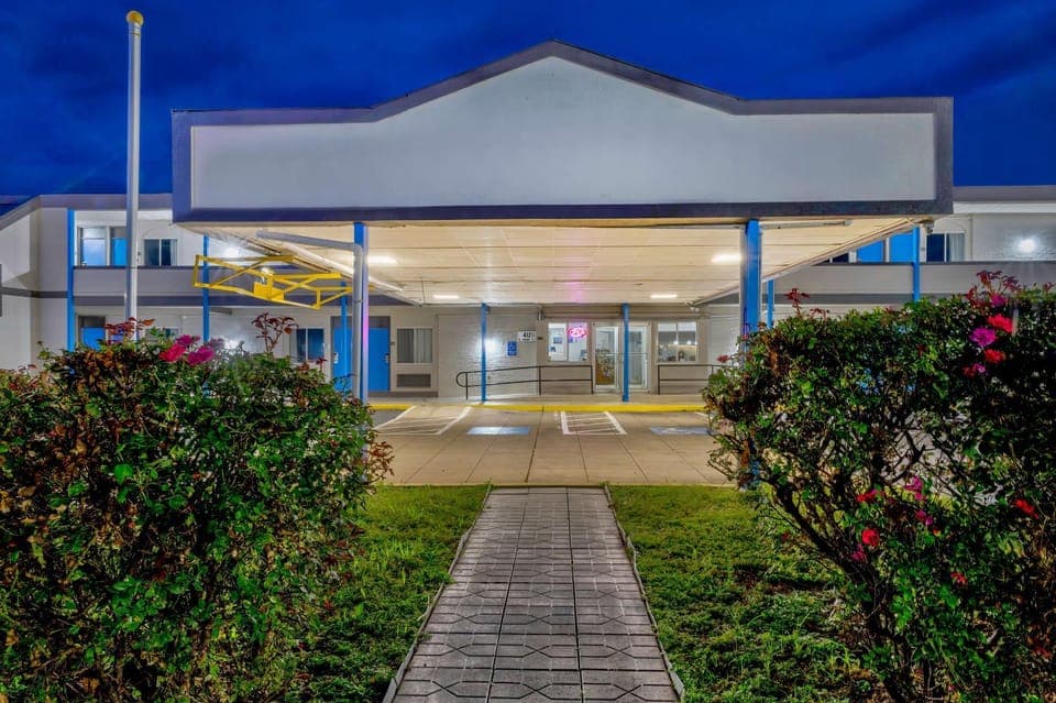 Property building, Facade/entrance, Night
