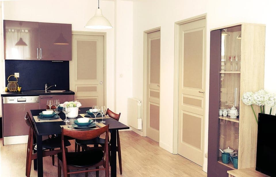 Kitchen or kitchenette, Dining area