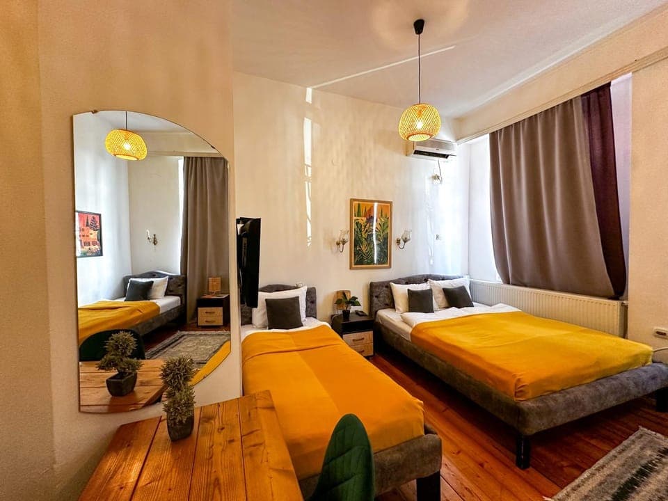 Bed, TV and multimedia, Bedroom