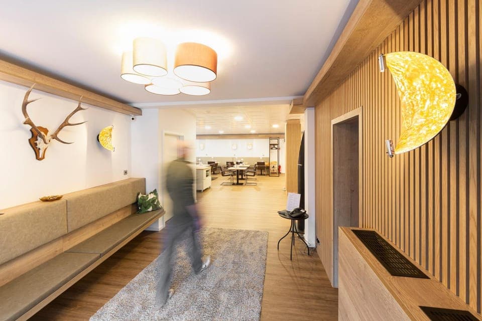 Facade/entrance, People, Decorative detail