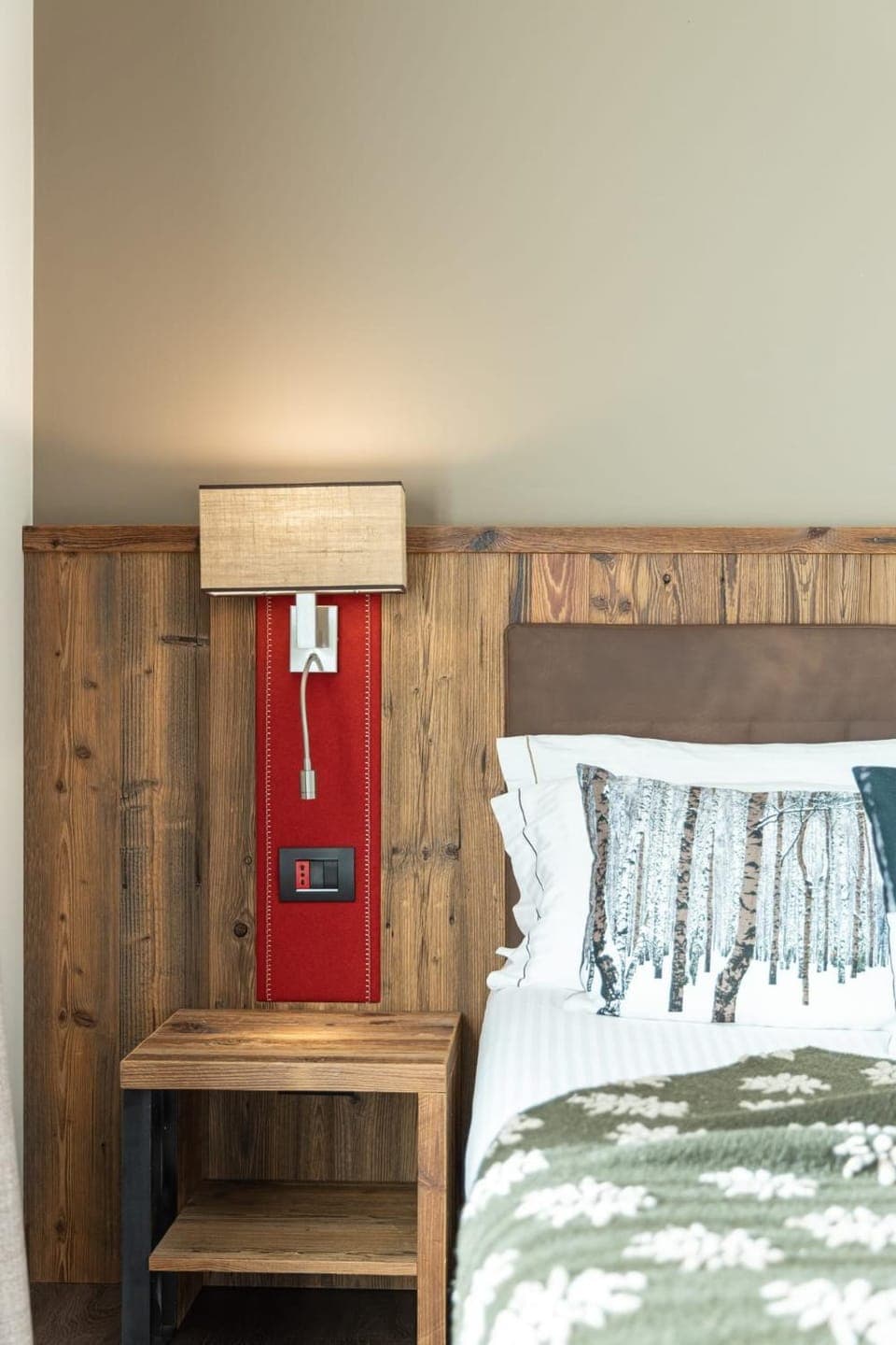 Bed, Bedroom, hair dresser