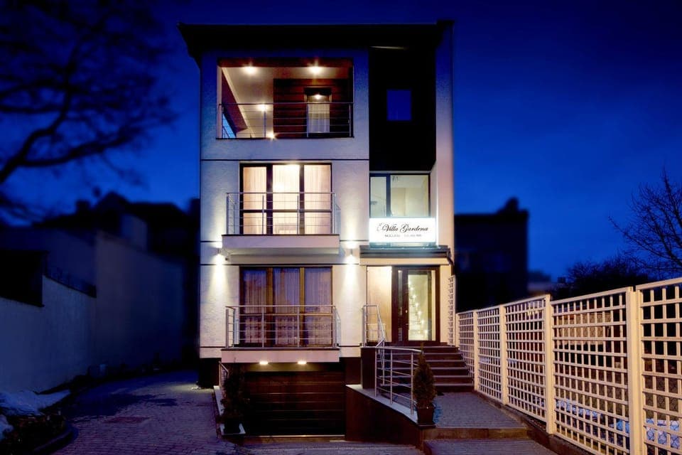 Facade/entrance, Night