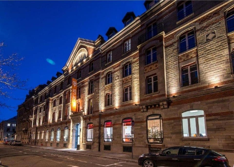 Facade/entrance, Street view, Quiet street view