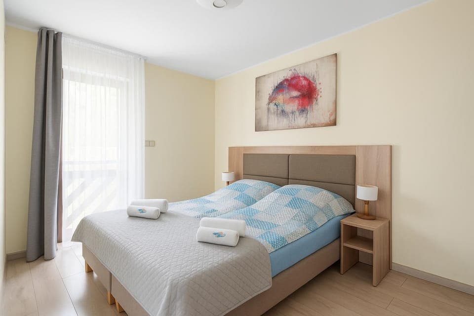 Bed, Bedroom, towels