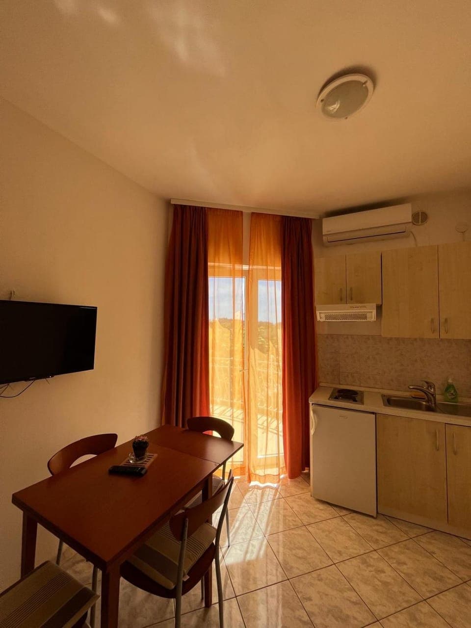 Kitchen or kitchenette, Dining area