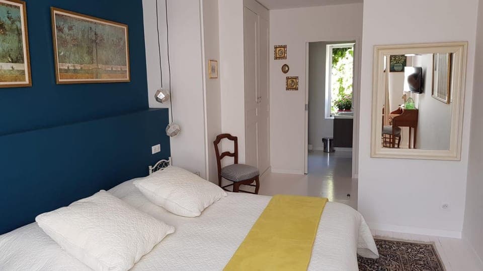 Bed, Photo of the whole room