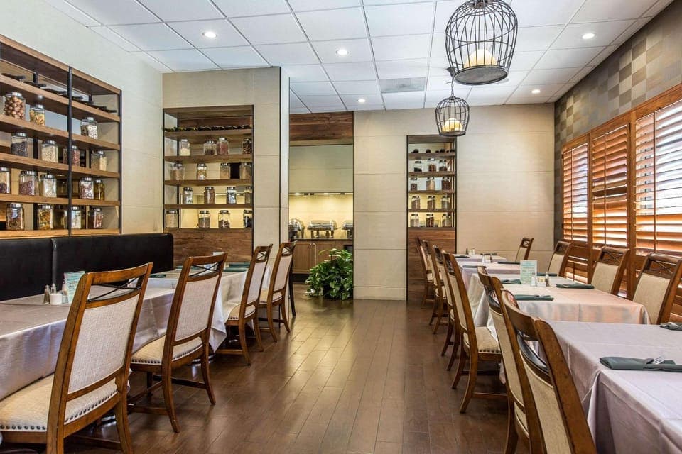 Restaurant/places to eat, Dining area, On site