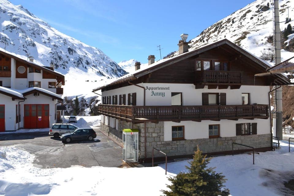 Facade/entrance, Winter