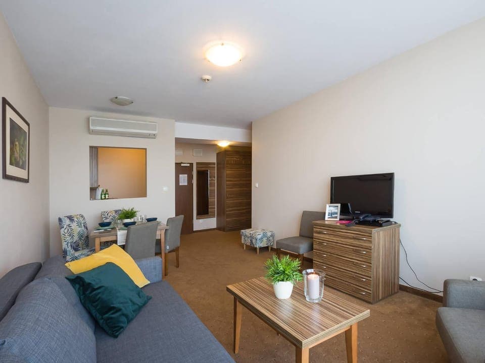 TV and multimedia, Living room, Seating area, Dining area