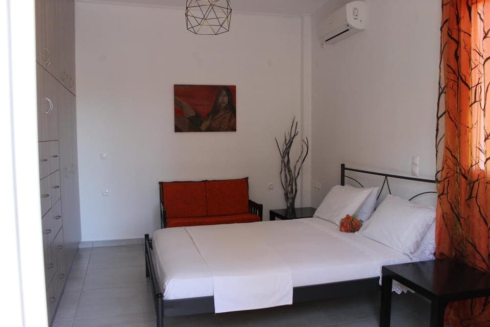 Bed, Living room, Seating area, Bedroom, air conditioner