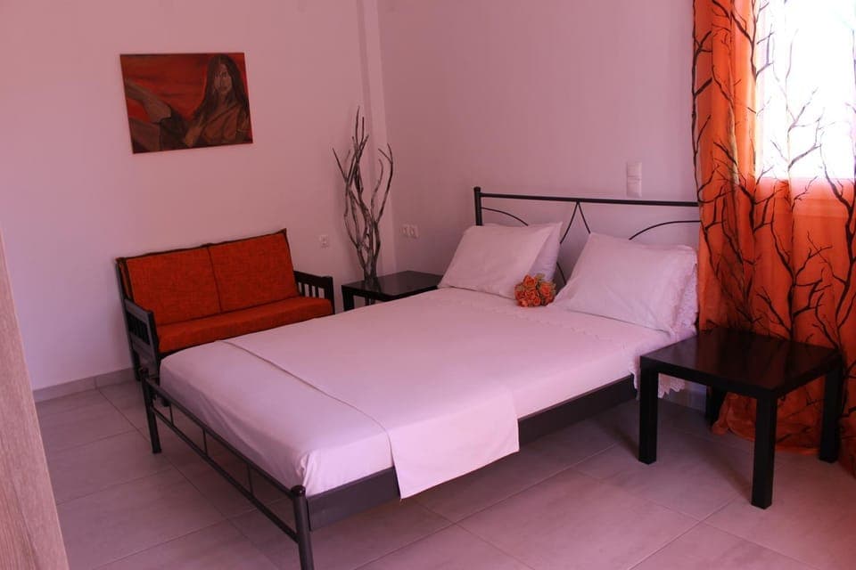 Bed, Living room, Photo of the whole room, Seating area