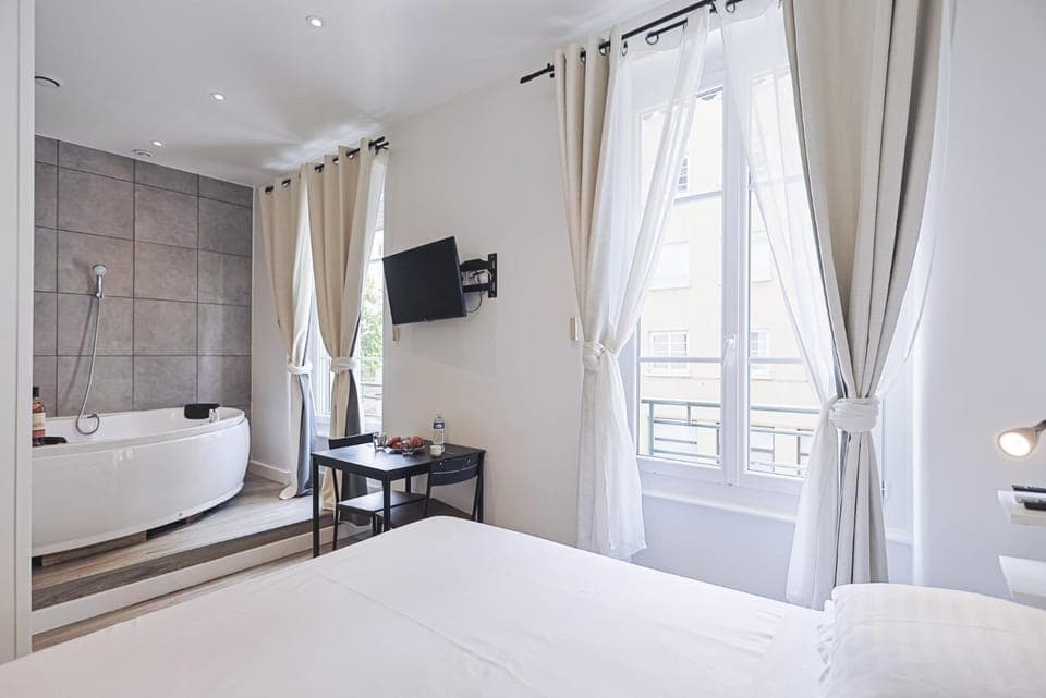 Bed, Hot Tub, TV and multimedia, Photo of the whole room, Bedroom, towels