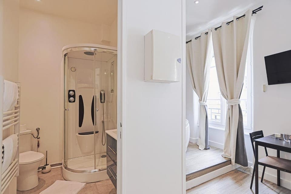 Shower, Toilet, Bed, Bathroom, TV and multimedia, Photo of the whole room, Bedroom, towels