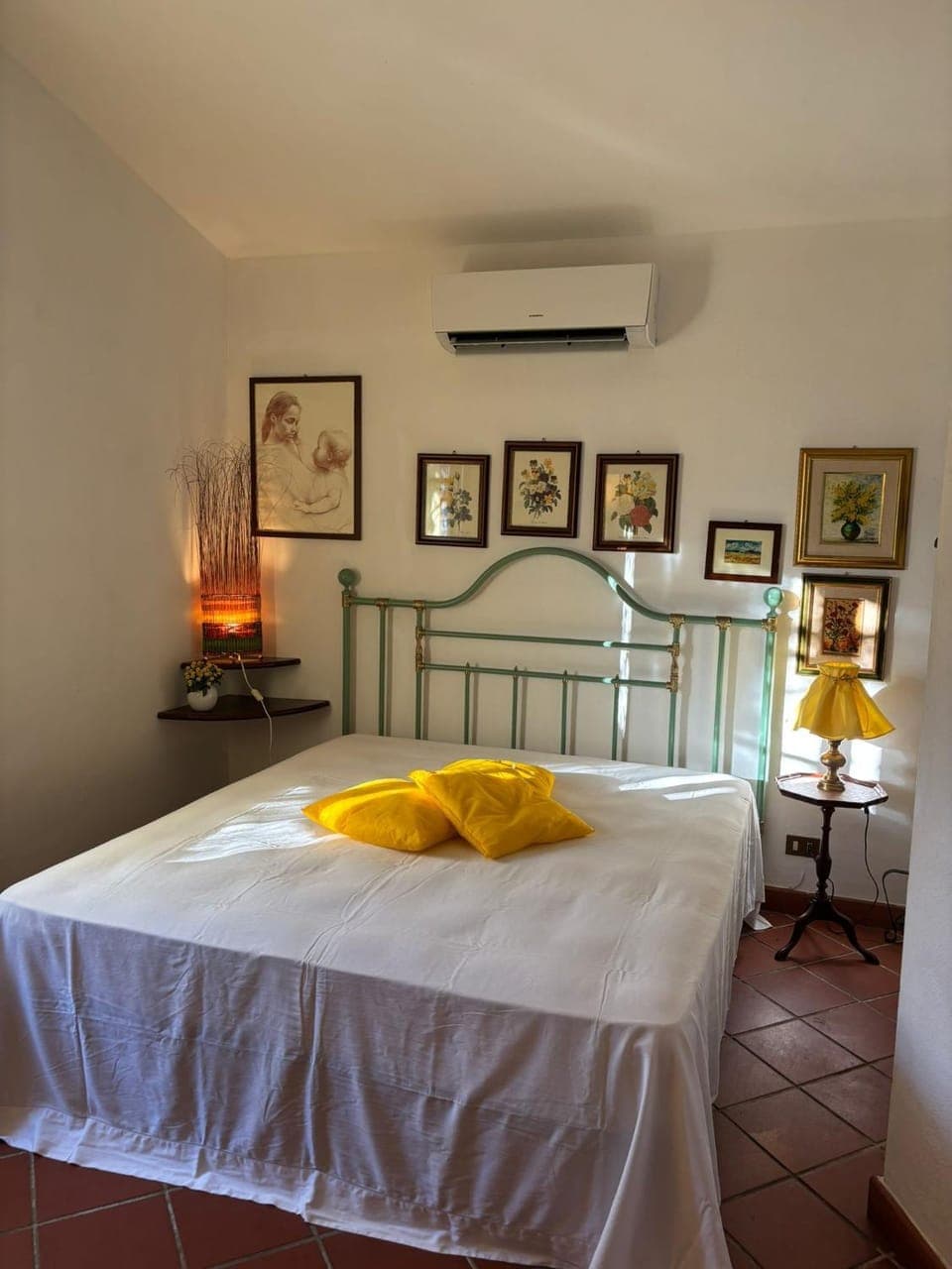 Bed, Photo of the whole room, air conditioner