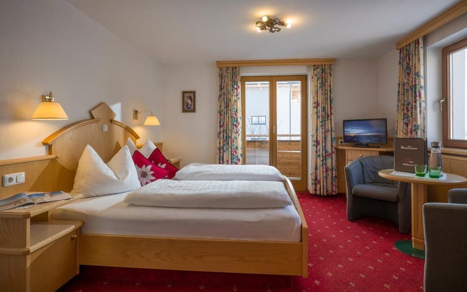 Bed, TV and multimedia, Photo of the whole room, Seating area, Bedroom