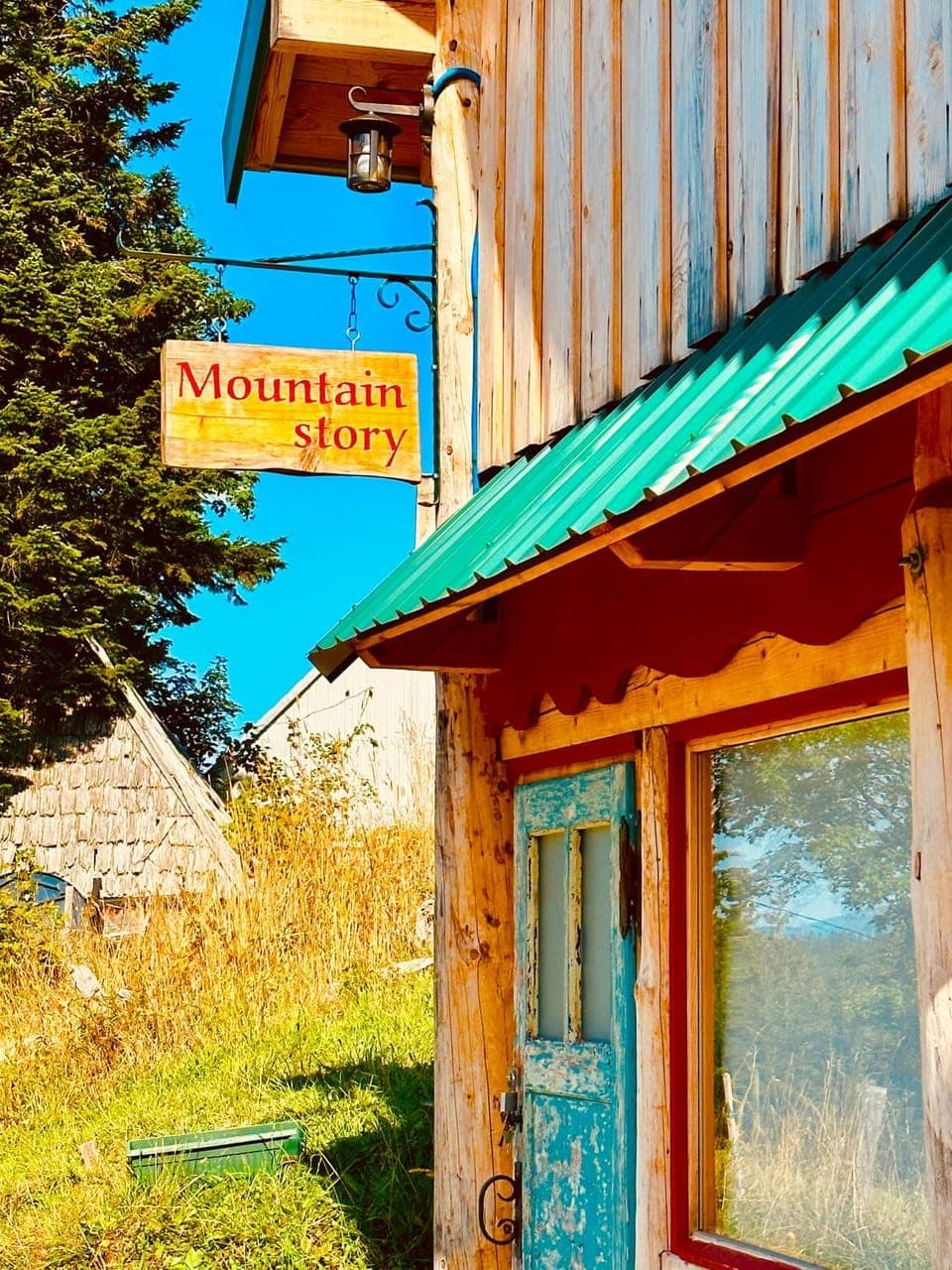 Property building, Day, Property logo or sign, Natural landscape, Logo/Certificate/Sign, Text overlay, Street view, Certificate/Award