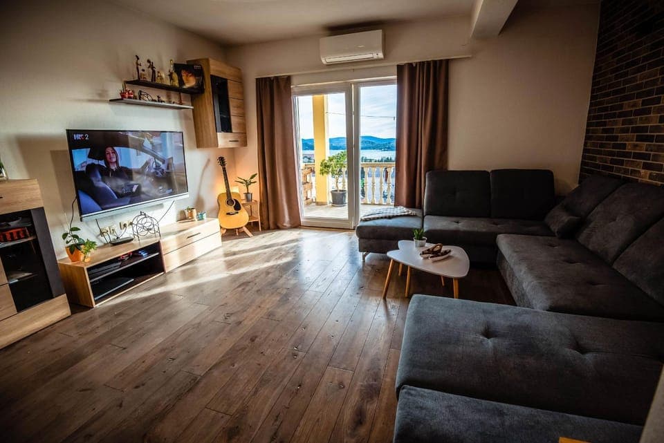 TV and multimedia, Living room, Seating area