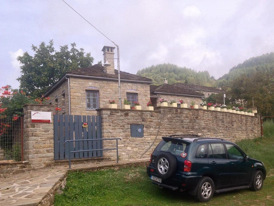 Facade/entrance, Street view, Parking