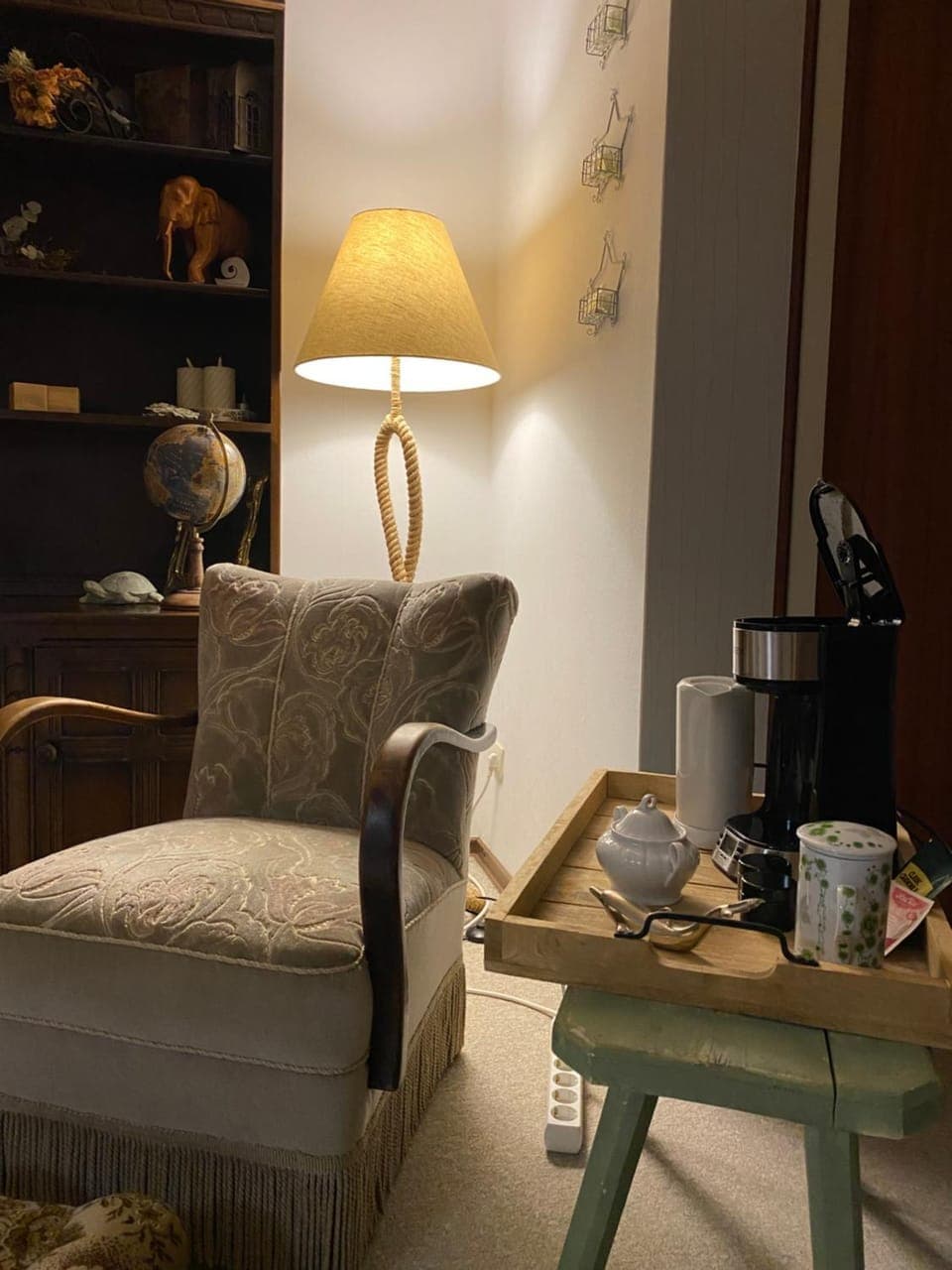 Coffee/tea facilities, Photo of the whole room, Decorative detail, Seating area