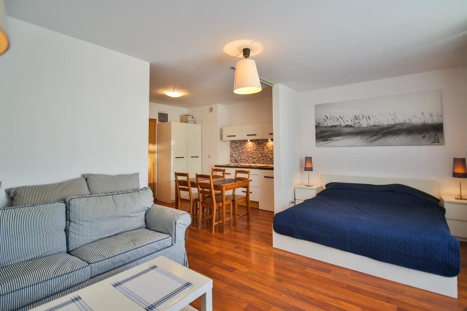 Bed, Seating area, Bedroom