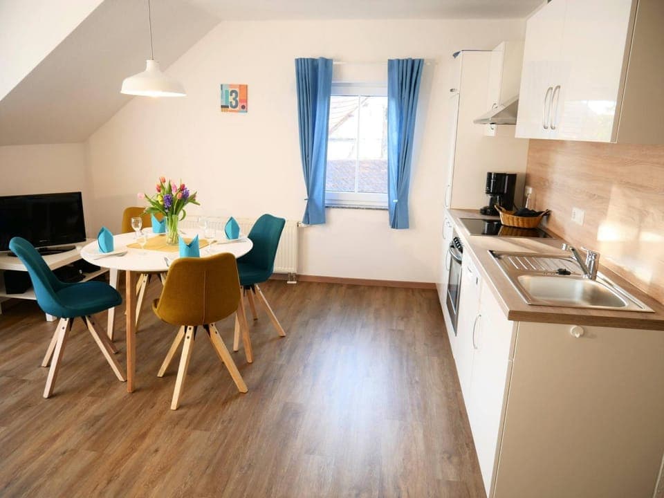 TV and multimedia, Kitchen or kitchenette, Seating area, Dining area, stove