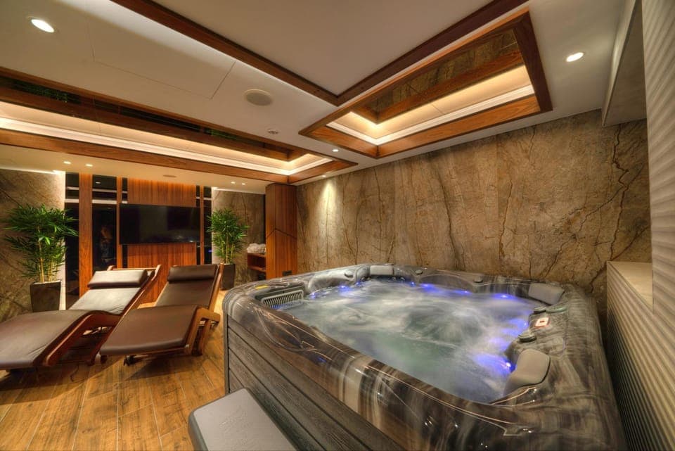 Hot Tub, Massage, Sauna, Sauna, Spa and wellness centre/facilities